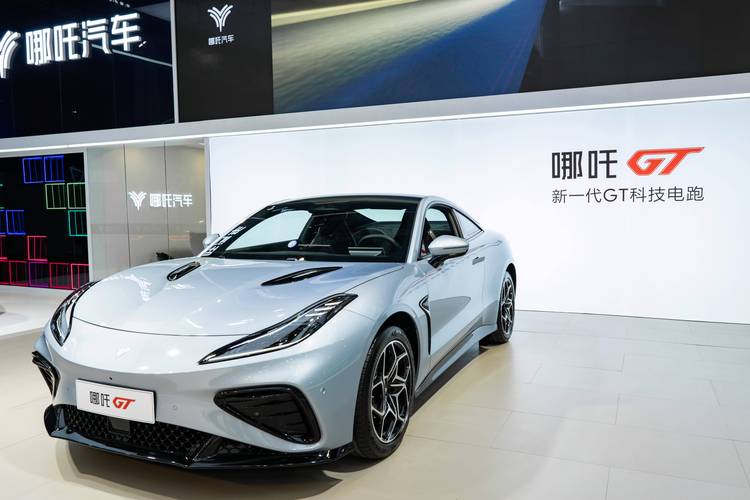 佛山156哪吒汽车在智能汽车领域的表现，领途汽车在新能源汽车市场中的影响力